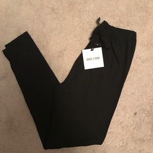 Agnes & Dora L black leggings NWT